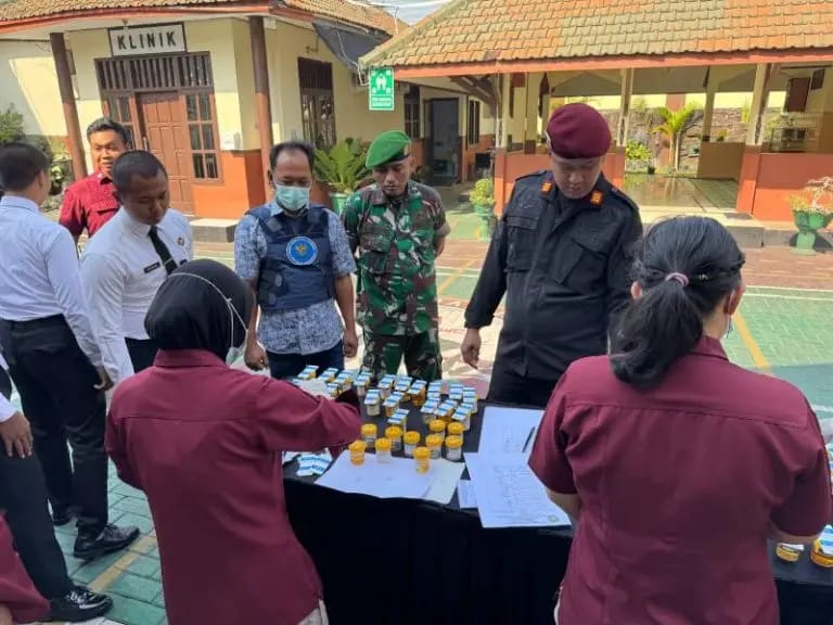 Razia dan Tes Urine terhadap Warga Binaan yang digelar oleh Rutan Bangil Kelas IIB