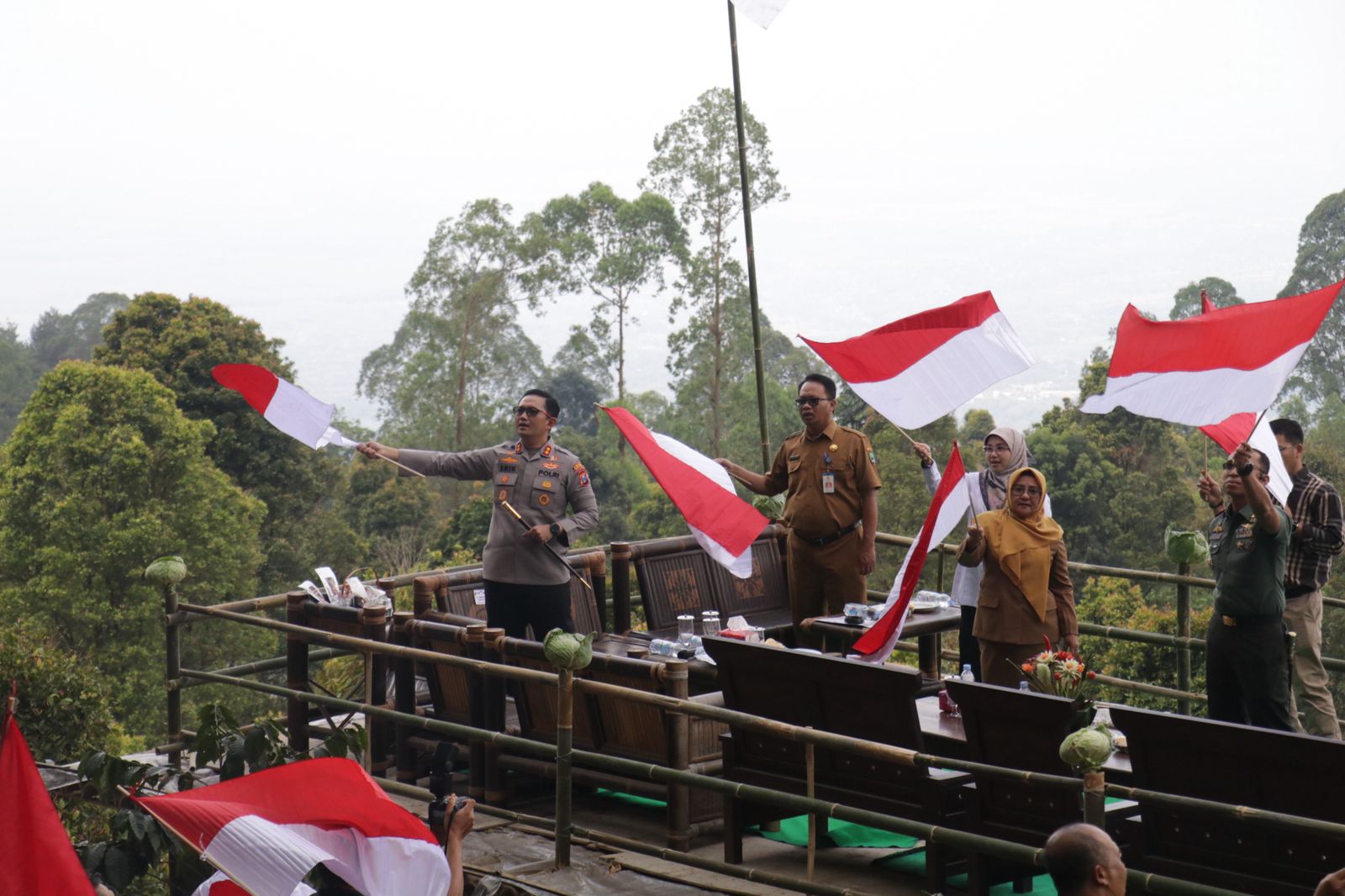 Semangat Kemerdekaan, Polres Magetan dan Forkopimda Magetan “Ngopi Bareng” Bersama Petani Kopi di Lereng Lawu
