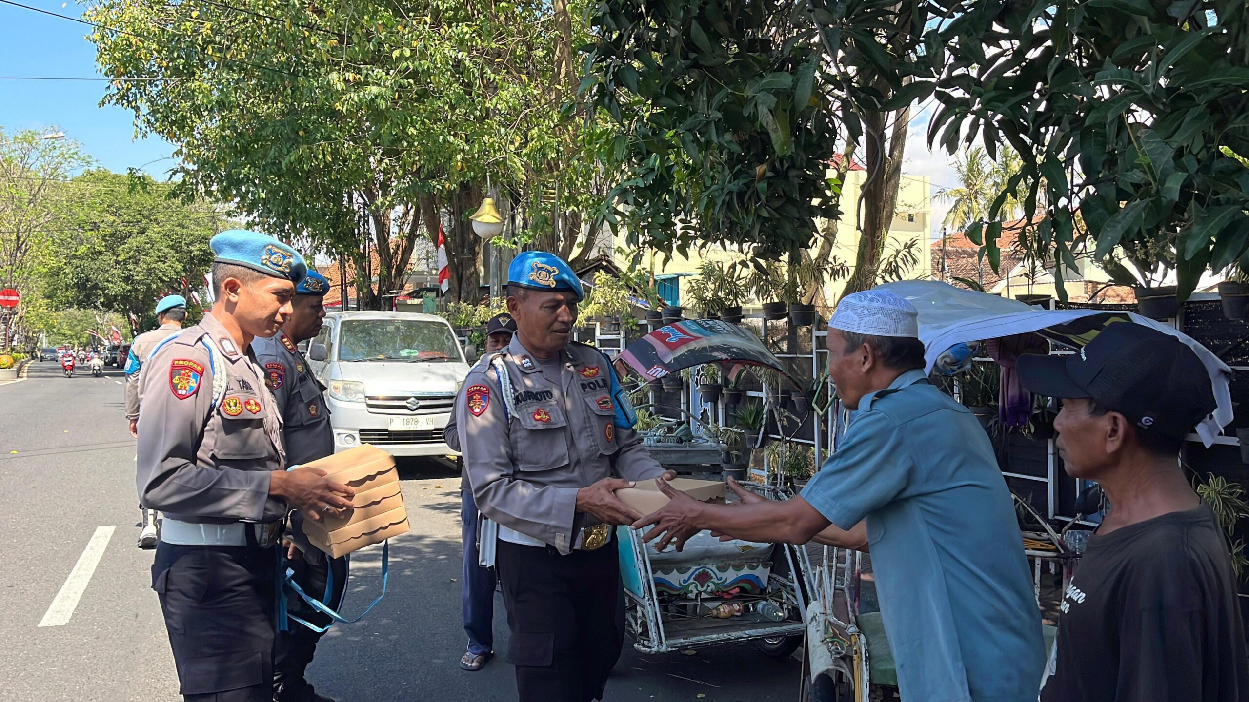 Polisi Peduli : Patroli Dialogis Polresta Banyuwangi Sambil Berbagi Nasi Untuk Abang Becak