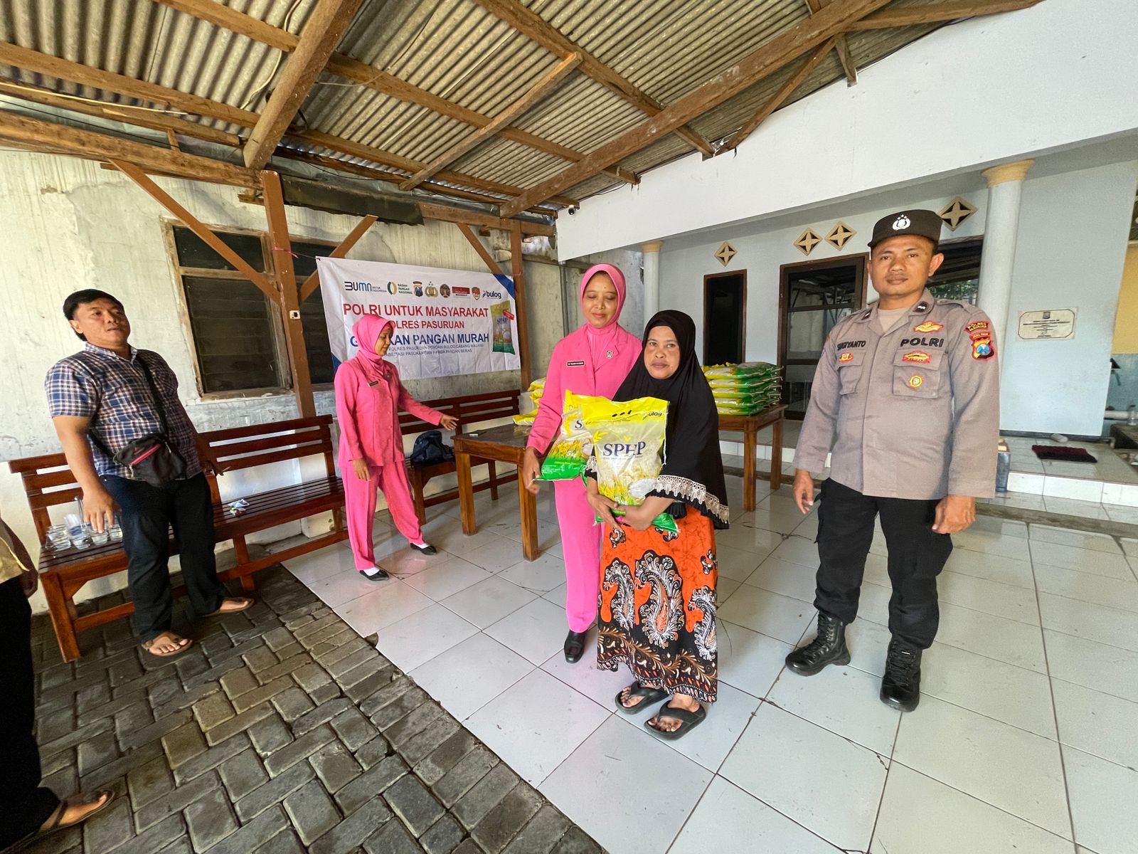 Polres Pasuruan Galakkan Pasar Murah, 200 paket Beras di Polsek Winongam Ludes Terjual
