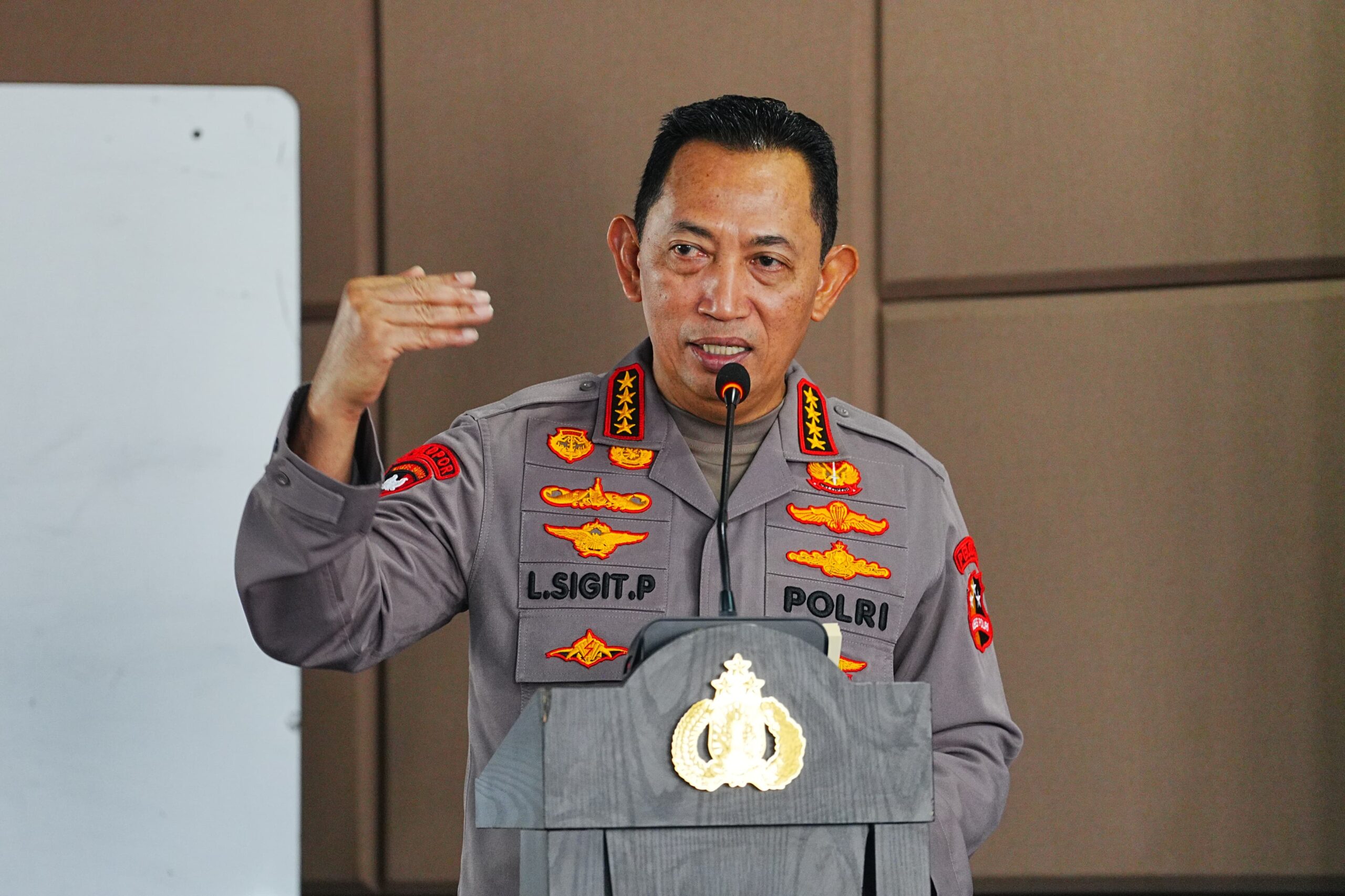 Tinjau Penanganan Karhutla Kalbar, Kapolri Ungkap Titik Api Terus Menurun 
