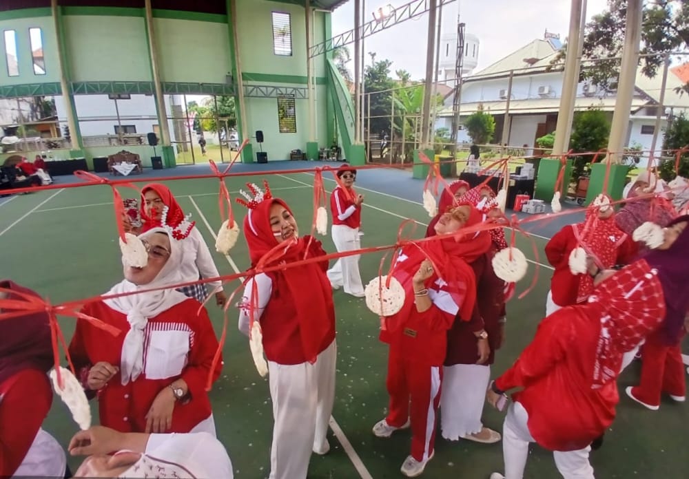 TP PKK Kabupaten Pasuruan Gelar Lomba HUT RI ke 80 di mulai dengan Lomba Makan Kerupuk