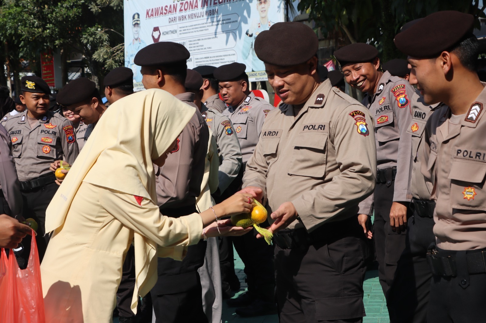 Bunga dan Jeruk Simbol Kepedulian Masyarakat untuk Polres Batu