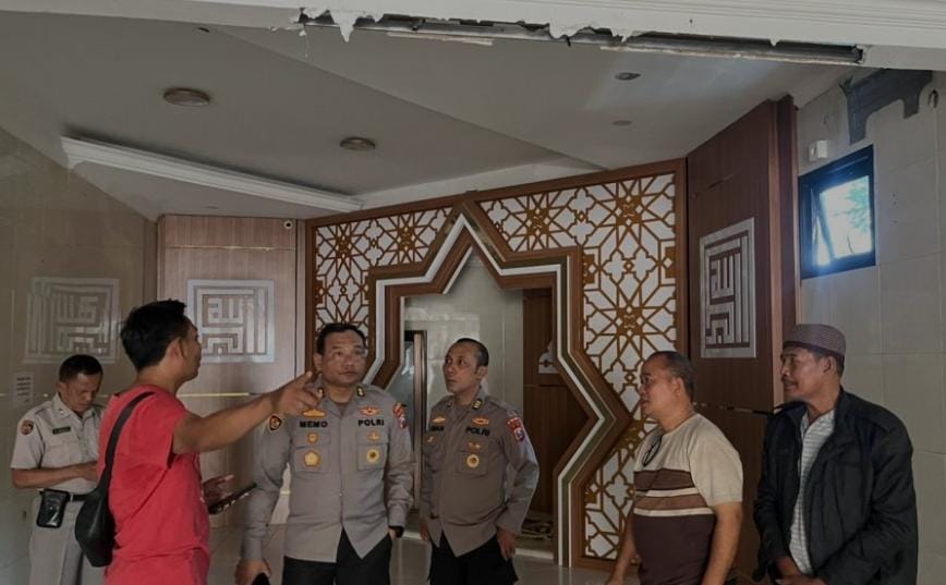 Polisi dan Warga Kembalikan Asa Jamaah Masjid Al Jabar Polsek Tegalsari Pascakerusuhan di Surabaya