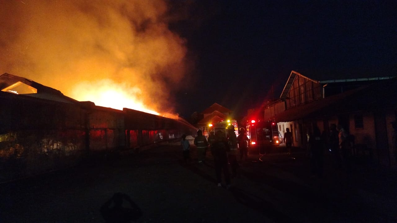 Gudang Mebel Terbakar, Angin Kencang Membuat Petugas Damkar Kewalahan