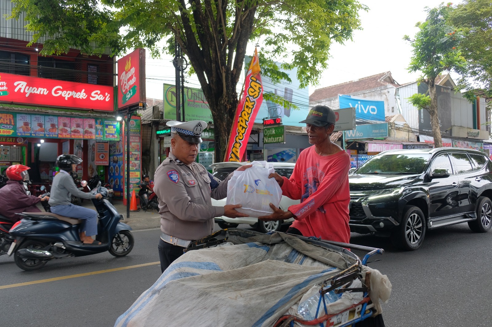 Polres Malang Berbagi Ratusan Paket Sembako Sambut Hari Lalu Lintas Bhayangkara ke-70