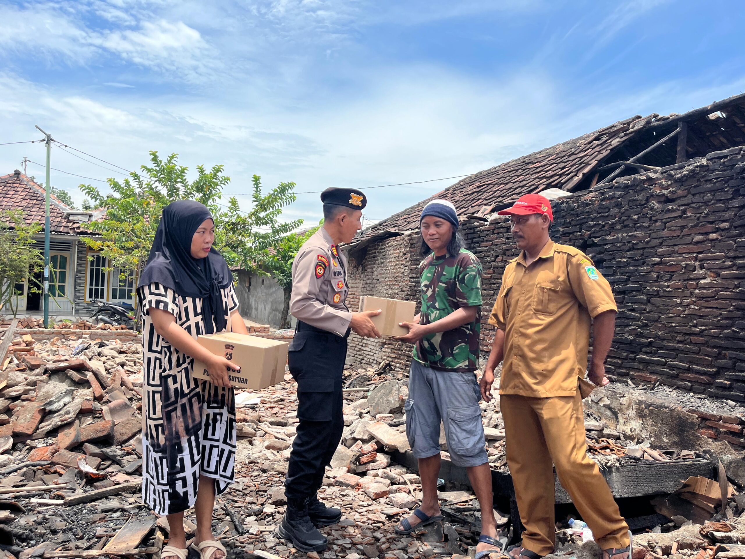 Polres Pasuruan Salurkan Bantuan untuk Korban Musibah Kebakaran di Rembang