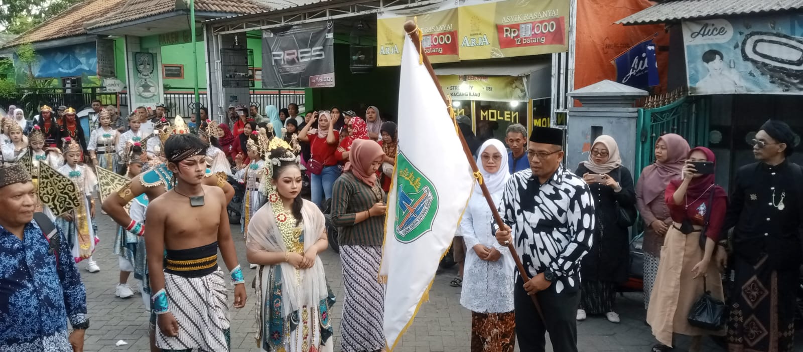 Semarak Rayakan Hari Jadi Pasuruan : Dinas Pendidikan Dan Kebudayaan Kabupaten Pasuruan Bersama Sanggar Lenggono Gelar Kirab Budaya
