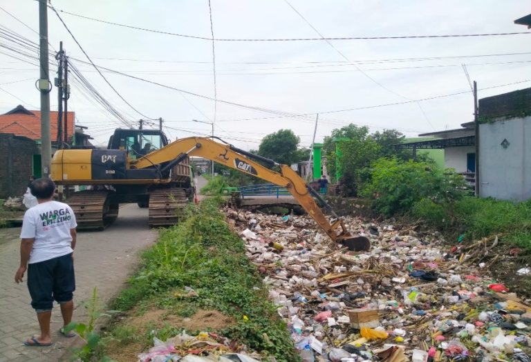 ﻿Minimalisir Banjir, Dinas SDA lakukan Pembersihan Sungai di 20 Titik Sepanjang 22 KM