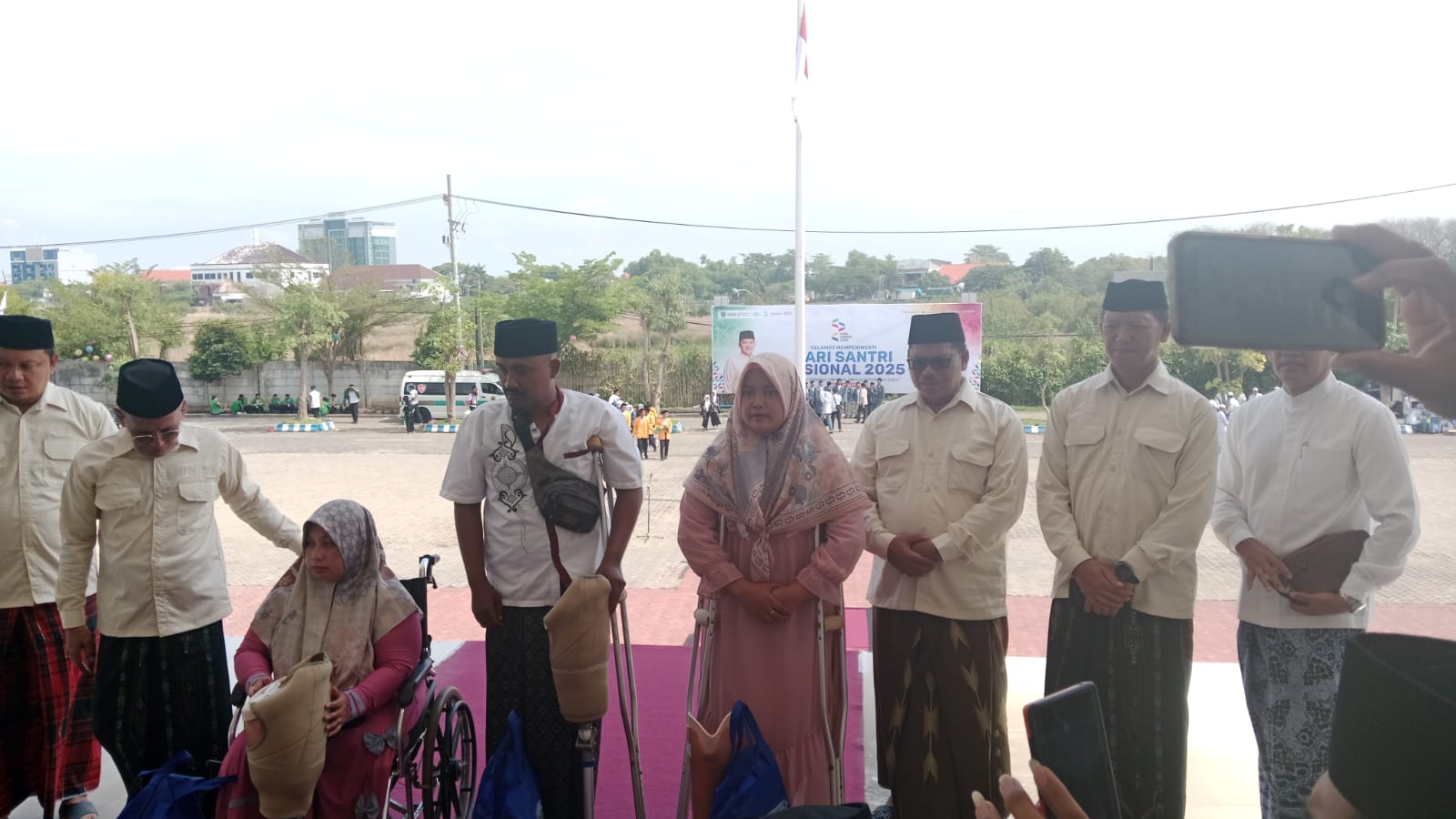 Pemkab Pasuruan Gelar Apel Serta Bagikan Kaki Palsu dan Sembako Bagi Penyandang Disabilitas, Peringati Hari Santri Nasional