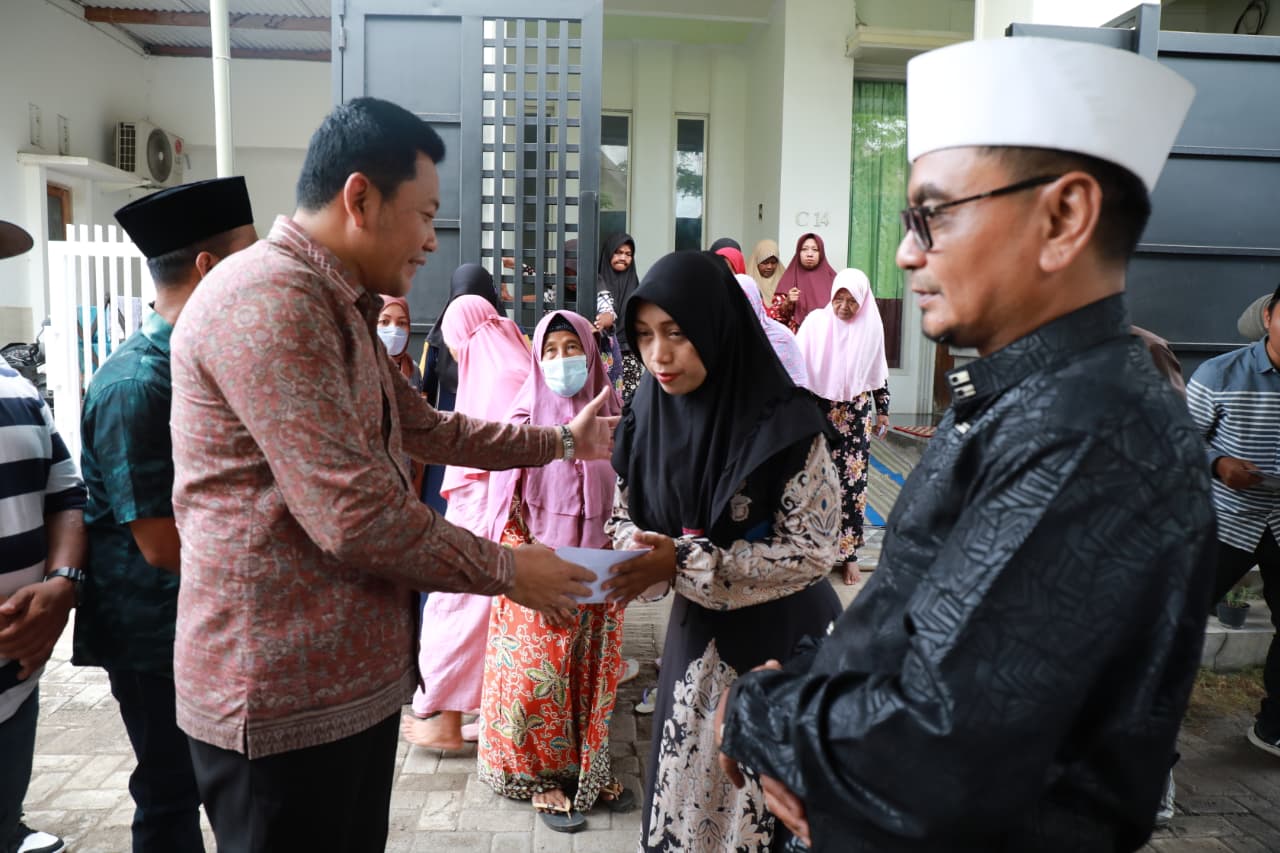 Bupati Subandi Serahkan Santunan Senilai 10 Juta Untuk Korban Tragedi Pondok Al Khoziny Buduran