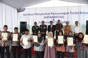 Bupati Subandi Menyerahkan Sertifikat hasil PTSL 