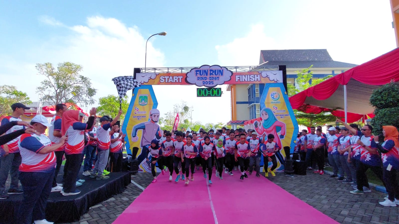 Meriahkan Hari Santri Dan HUT Ke-7 RSUD Grati, Ratusan Pelari Ramaikan Fun Run 2025