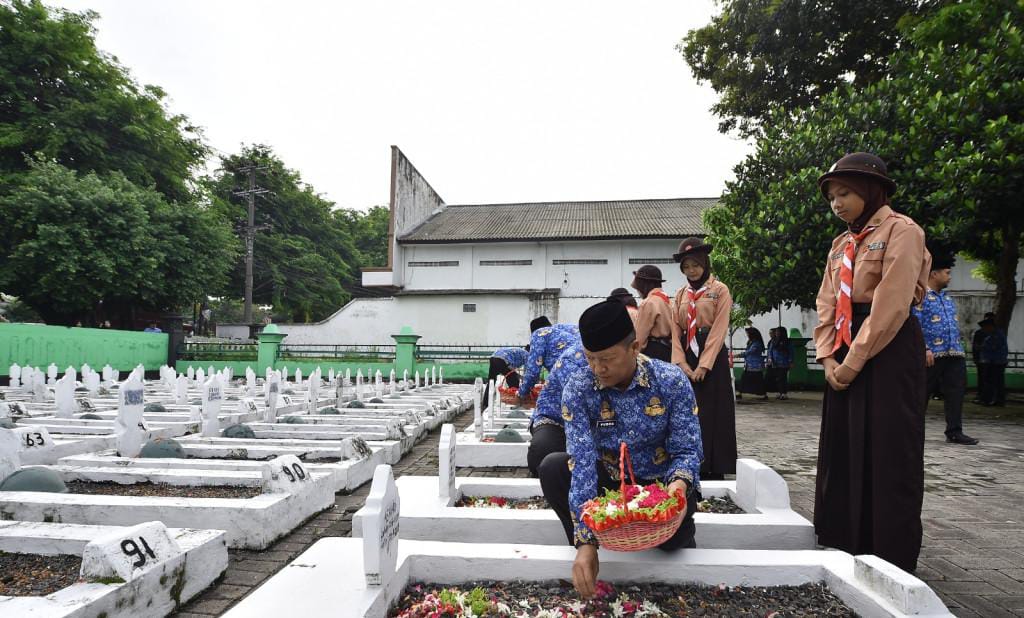 Pemkab Pasuruan Gelar Upacara Ziarah dan Tabur Bunga, HUT KORPRI ke 54