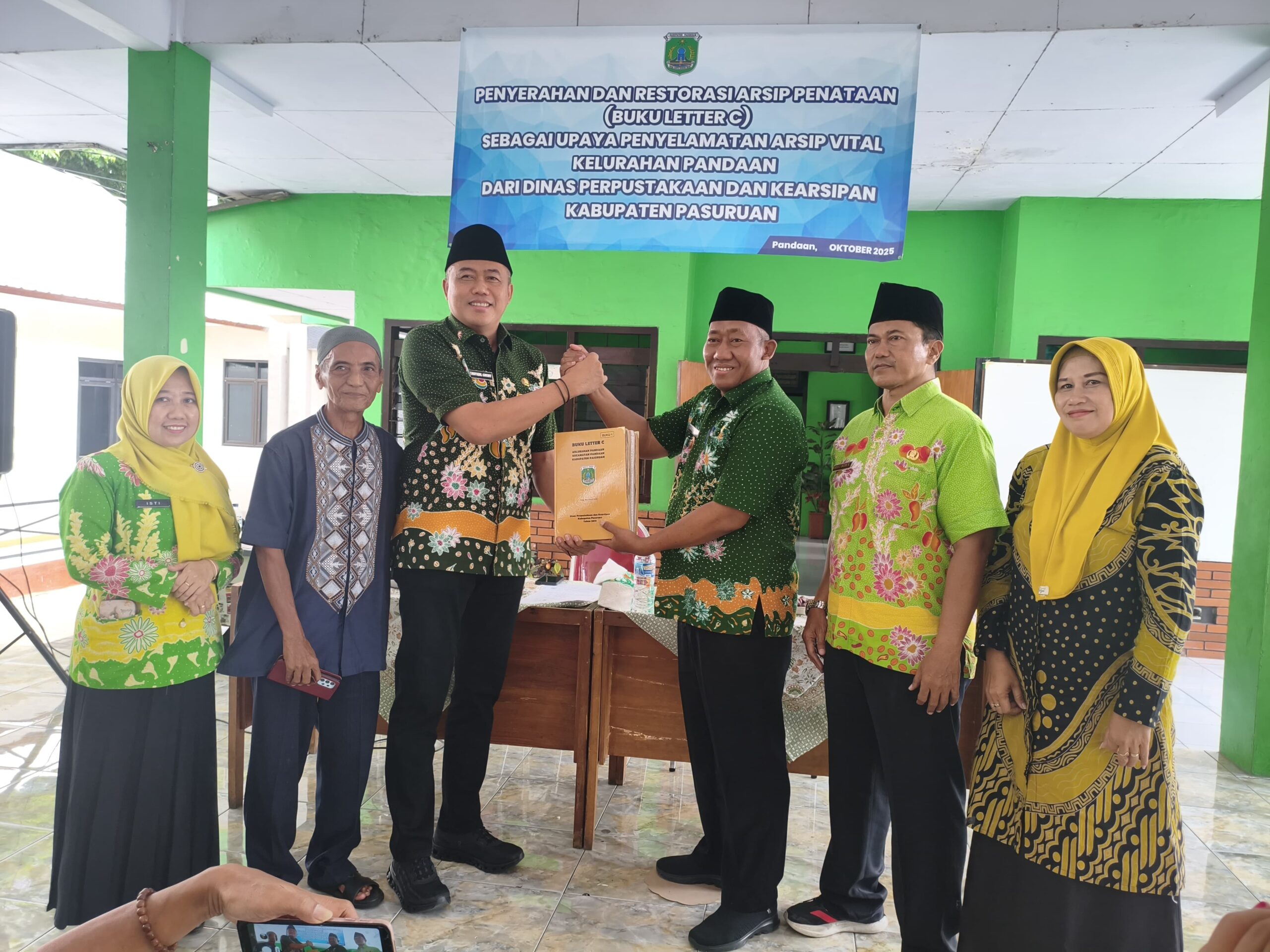 Penyerahan Arsip Letter C Dan Krawangan Yang Telah Direstorasi Oleh Dinas Perpustakaan dan Kearsipan Kabupaten Pasuruan Pada Kelurahan Pandaan