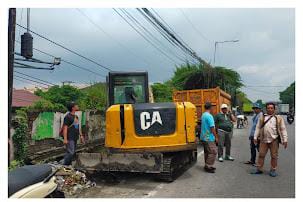 Saluran Irigasi Tersumbat di Apollo Karangrejo, Pemerintah Kabupaten Pasuruan lalui Dinas SDA Turunkan Alat Berat Normalisasi
