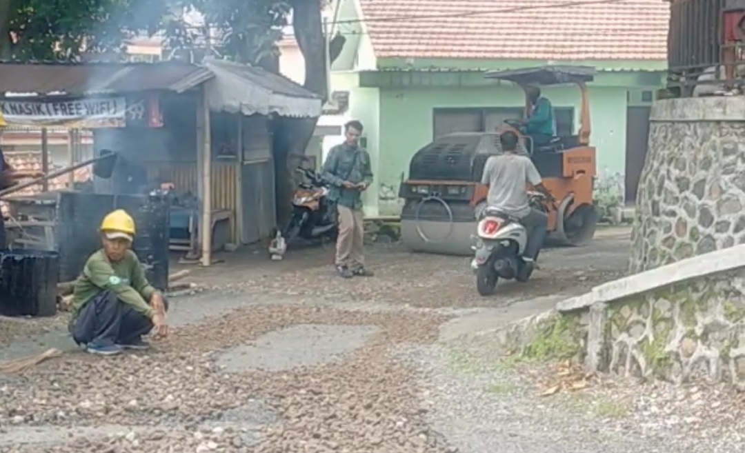 Warga Desa Wonosunyo Gempol Sumringah, Jalan Yang Rusak Parah Puluhan Tahun Diperbaiki Melalui Dana DBHCHT