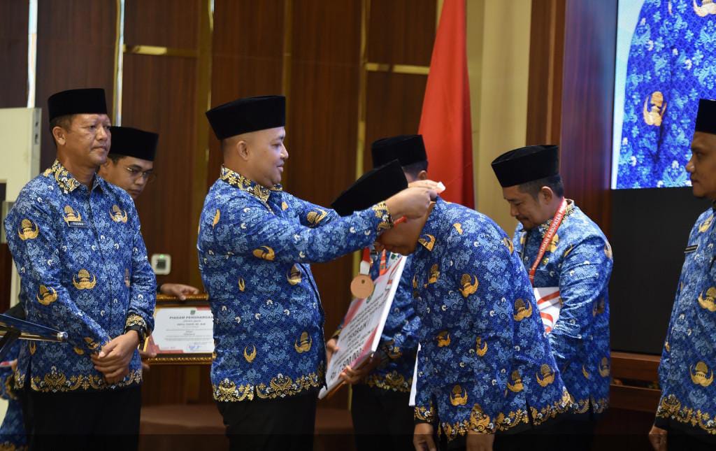 Mas Bupati Rusdi Serahkan Penghargaan Kepada 15 ASN Berprestasi Dalam Rangka Peringati HUT KOPRI ke – 54