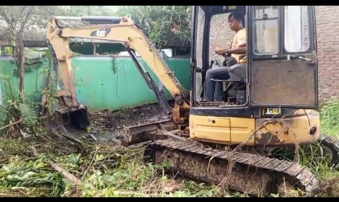 Pemkab Pasuruan Turunkan Excavator Perbaiki Sungai Dangkal DiBelakang SMPN 1 Gempol