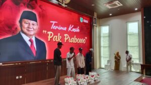 Pembagian Sembako dari Bupati Pasuruan Rusdi Sutejo kepada Para Tukang Becak 