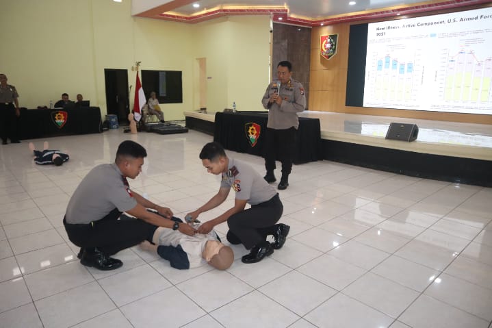 Jawab Isu Negatif : Pusdik Brimob Watukosek Gelar Pelatihan Pertolongan Pertama Heat Stroke Bagi Peserta Didik Brimob