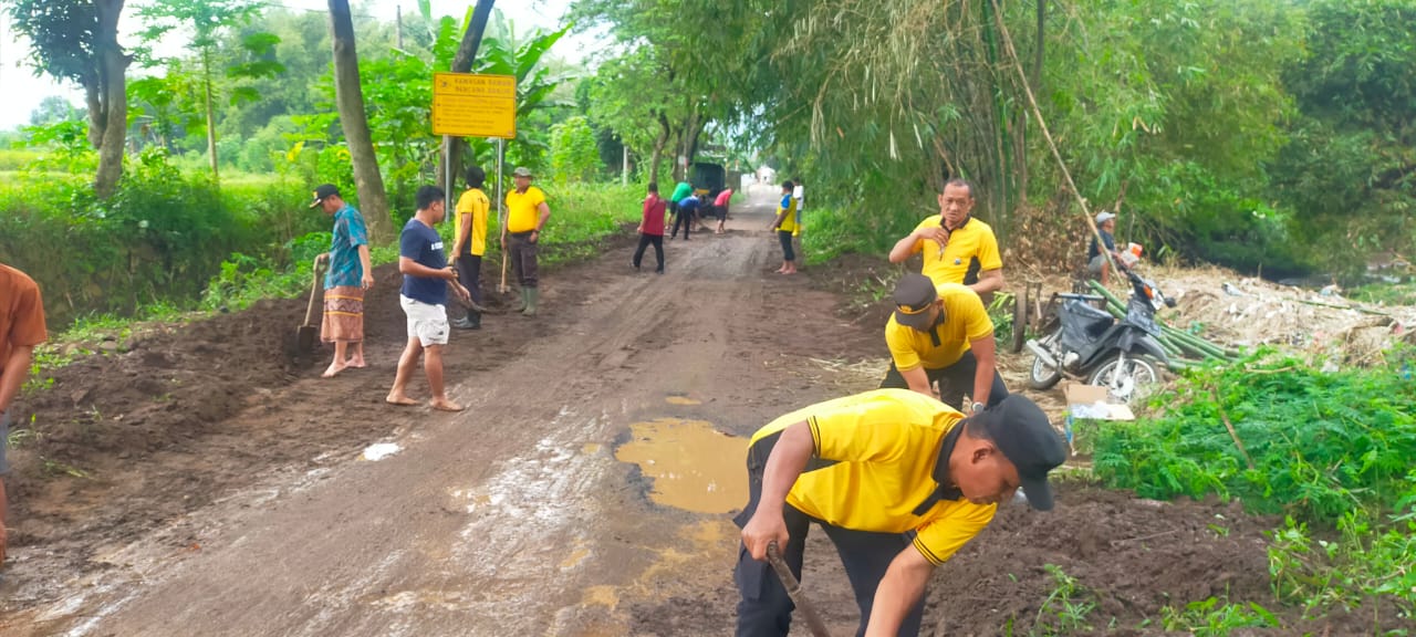 Polsek Winongan Bersama Warga Gelar Bakti Sosial Bersihkan Lumpur Pascabanjir di Desa Prodo