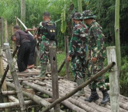 TNI Bangun Jembatan Perintis Garuda di Desa Bondosewu