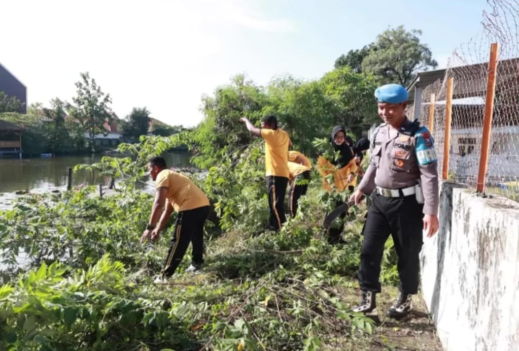 Dukung Gerakan Indonesia ASRI, Polda Jatim Kerahkan Jajaran Polres Bersih-Bersih Serentak