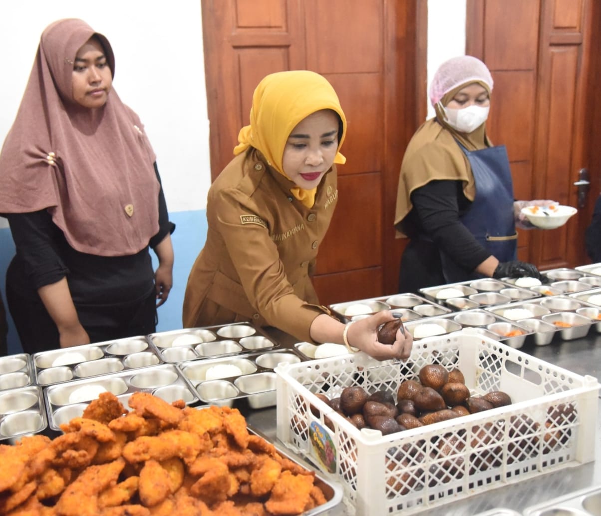 Wabub Mimik Idayana Sidak SPPG Kepuhkemiri, Pastikan Program MBG Berjalan Optimal