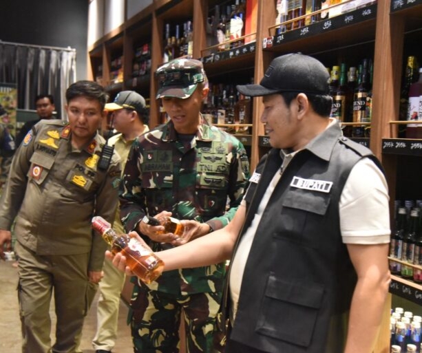 Bupati Subandi Segel 3 Toko Miras Ilegal, 624 Botol Disita: “Sidoarjo Tidak Beri Ruang Penjualan Miras Eceran”