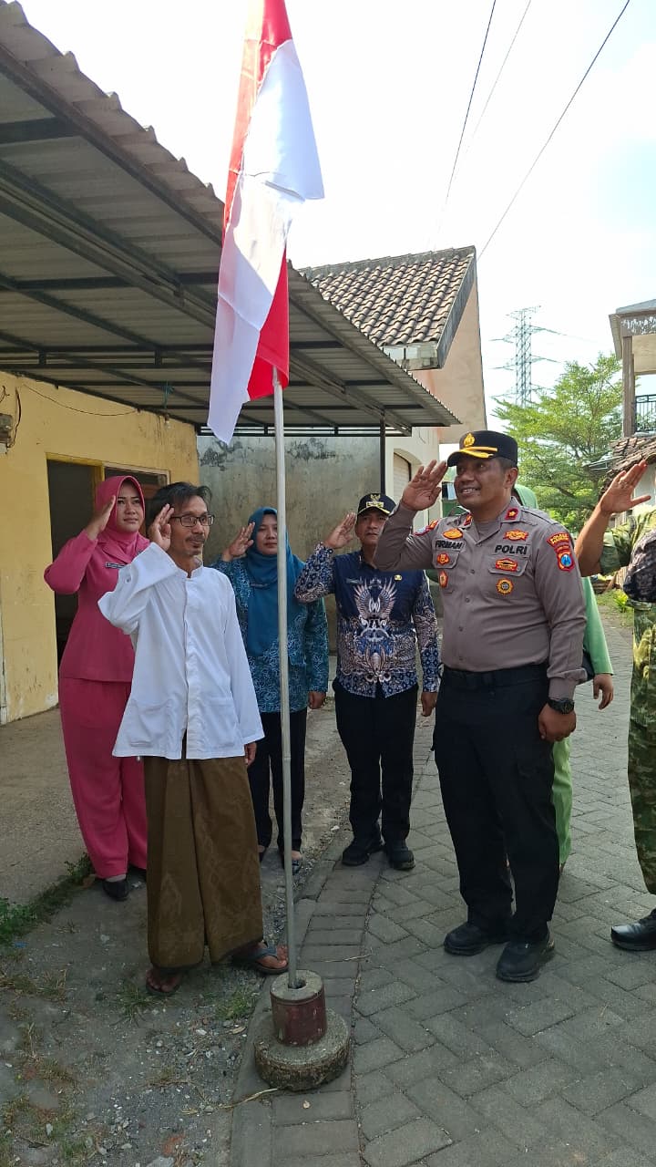 Serentak Jelang HUT RI Ke-81, Polsek Bangil Kerahkan Personel Bersama Tiga Pilar Bangkitkan Nasionalisme Lewat Gerakan Bendera Merah Putih