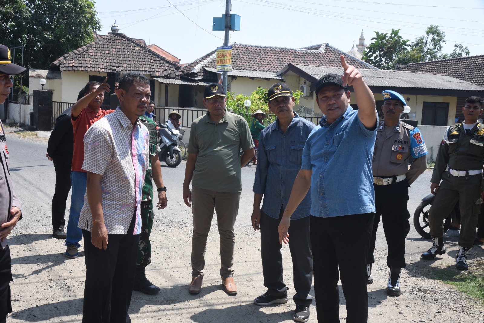 Bupati Subandi Minta Pelebaran Jalan Simpang Polsek Jabon Segera Dikerjakan